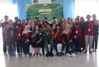 Komandan Satuan Setingkat Kompi (SSK) Satgas TMMD ke-129, Lettu Ckm Purnomo, saat memberikan pembekalan kepada mahasiswa Kuliah Kerja Nyata Tematik Kolaboratif (KKN-TK) 01 Universitas Bojonegoro (Unigoro) di Desa Kesongo, Kecamatan Kedungadem, Kabupaten Bojonegoro, Minggu (2/8/2026).