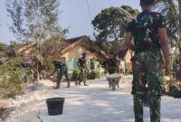 Pada Selasa (4/8/2026), fokus pekerjaan bergeser pada detail penting yang menentukan ketahanan jalan cor beton Dusun Kedungpadan yaitu perataan bahu jalan (berem).