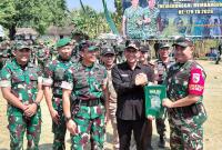 Keterangan Foto: Kasdam V/Brawijaya Brigjen TNI Zainul Bahar, S.H., M.Si., memimpin upacara penutupan TMMD ke-129 Tahun 2026 di Desa Kesongo, Kecamatan Kedungadem, Kabupaten Bojonegoro, Kamis (13/8/2026). Seluruh sasaran fisik dan nonfisik TMMD dilaporkan telah terlaksana 100 persen. Foto: Deni Flamboyan/Sumber: TMMD Bojonegoro.