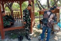 Pada Sabtu (25/7/2026), gerobak bakso sederhana milik Pak Sholeh kembali dipadati para prajurit TNI yang memanfaatkan waktu istirahat untuk menikmati semangkuk bakso hangat. Suasana akrab antara anggota Satgas dan masyarakat pun terlihat jelas di sela-sela aktivitas pembangunan desa.