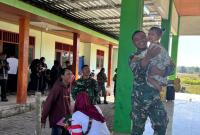 Di halaman Balai Desa Kesongo, seorang prajurit Satgas TMMD tampak menggendong seorang balita sambil bercanda. Tak lama kemudian, anak-anak lainnya ikut mendekat, tertawa, dan bermain bersama para anggota TNI. Suasana yang awalnya dipenuhi kegiatan resmi seketika berubah menjadi hangat dan penuh keceriaan.
