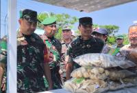 Keterangan Foto: Kasdam V/Brawijaya Brigjen TNI Zainul Bahar, S.H., M.Si., bersama Dandim 0813/Bojonegoro Letkol Inf Dedy Dwi Wijayanto meninjau fasilitas booth UMKM di Desa Kesongo, Kecamatan Kedungadem, Kabupaten Bojonegoro, Kamis (13/8/2026). Penataan kawasan UMKM menjadi salah satu upaya TMMD ke-129 dalam mendorong aktivitas dan kemandirian ekonomi masyarakat. Foto: Deni Flamboyan/Sumber: TMMD Bojonegoro.