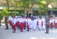 Kehadiran prajurit TNI di tengah lingkungan sekolah juga menciptakan suasana yang akrab. Interaksi yang terjalin selama latihan membuat para siswa lebih percaya diri dan semakin termotivasi untuk memberikan penampilan terbaik pada perlombaan mendatang.
