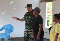Komandan Satuan Tugas (Dansatgas) TMMD ke-129 Kodim 0813/Bojonegoro, Letkol Inf Dedy Dwi Wijayanto, menyempatkan diri mengunjungi UMKM Gethuk milik Ibu Sholikah di Desa Kesongo, Kecamatan Kedungadem, Kabupaten Bojonegoro, di sela peninjauan pelaksanaan Program TNI Manunggal Membangun Desa (TMMD) ke-129 Tahun 2026, Rabu (22/7/2026).