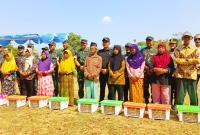 Keterangan Foto: Penyaluran bantuan sembako kepada masyarakat dalam rangkaian penutupan TMMD ke-129 Tahun 2026 di Desa Kesongo, Kecamatan Kedungadem, Kabupaten Bojonegoro, Kamis (13/8/2026). Kegiatan sosial tersebut menjadi bentuk kolaborasi TNI, pemerintah daerah, dunia usaha, dan masyarakat untuk membantu memenuhi kebutuhan warga. Foto: Deni Flamboyan/Sumber: TMMD Bojonegoro.