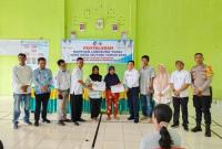 Pemdesa Tanah Harapan saat menyalurkan BLT-DD periode Mei 2026 kepada KPM, Rabu (20/5/2026). (Oye/PenaRafflesia.Com)