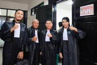 Tim Kuasa Hukum Refpin Akhyana Julianti saat hendak mengikuti persidangan