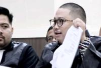 PH Iman Sumantri, Muhammad Rullyandi membela kliennya dalam persidangan di Pengadilan Tipikor Bengkulu, Senin (12/01/2026). (Oki/PenaRafflesia.Com)