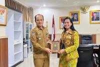 Sekretaris Daerah Provinsi Bengkulu, Herwan Antoni, menerima audiensi Kepala Kantor Wilayah PT Jasa Raharja Bengkulu, Fitri Agustina, di ruang kerjanya, Selasa (3/3).
