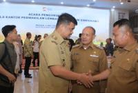 Gubernur Sumut Muhammad Bobby Afif Nasution mengukuhkan Kepala Kantor Perwakilan LPS I Wilayah Sumut, Senin 4/5/2026 .