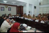 Bupati Asahan Taufik Zainal Abidin S.Sos, M.Si menerima Laporan Akhir Feasibility Study Gerai UMKM Kabupaten Asahan di Aula Mawar Kantor Bupati, Senin 11/5/2026.