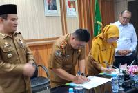 Sekretaris Daerah Kabupaten Bengkulu Selatan, Susmanto, dan Sekretaris Daerah Kabupaten Kepahiang, Hartono, di Ruang Rapat Merah Putih Kantor Gubernur Bengkulu, Senin (6/7).