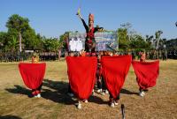 Penampilan Tari Api Kayangan menjadi salah satu atraksi yang menyita perhatian pada upacara pembukaan yang digelar di Lapangan Desa Mlideg, Kecamatan Kedungadem, Rabu (15/7/2026).